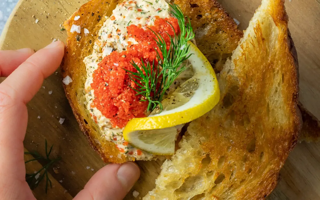 Vegansk skagen upplagt på stekt bröd toppad med tångrom, dill och citron