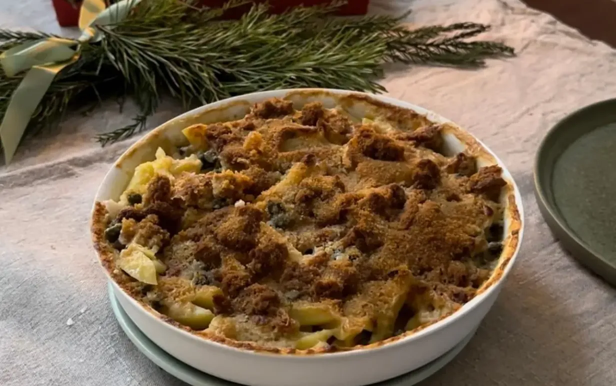 Vegansk Janssons Frestelse på ett bord med en linneduk