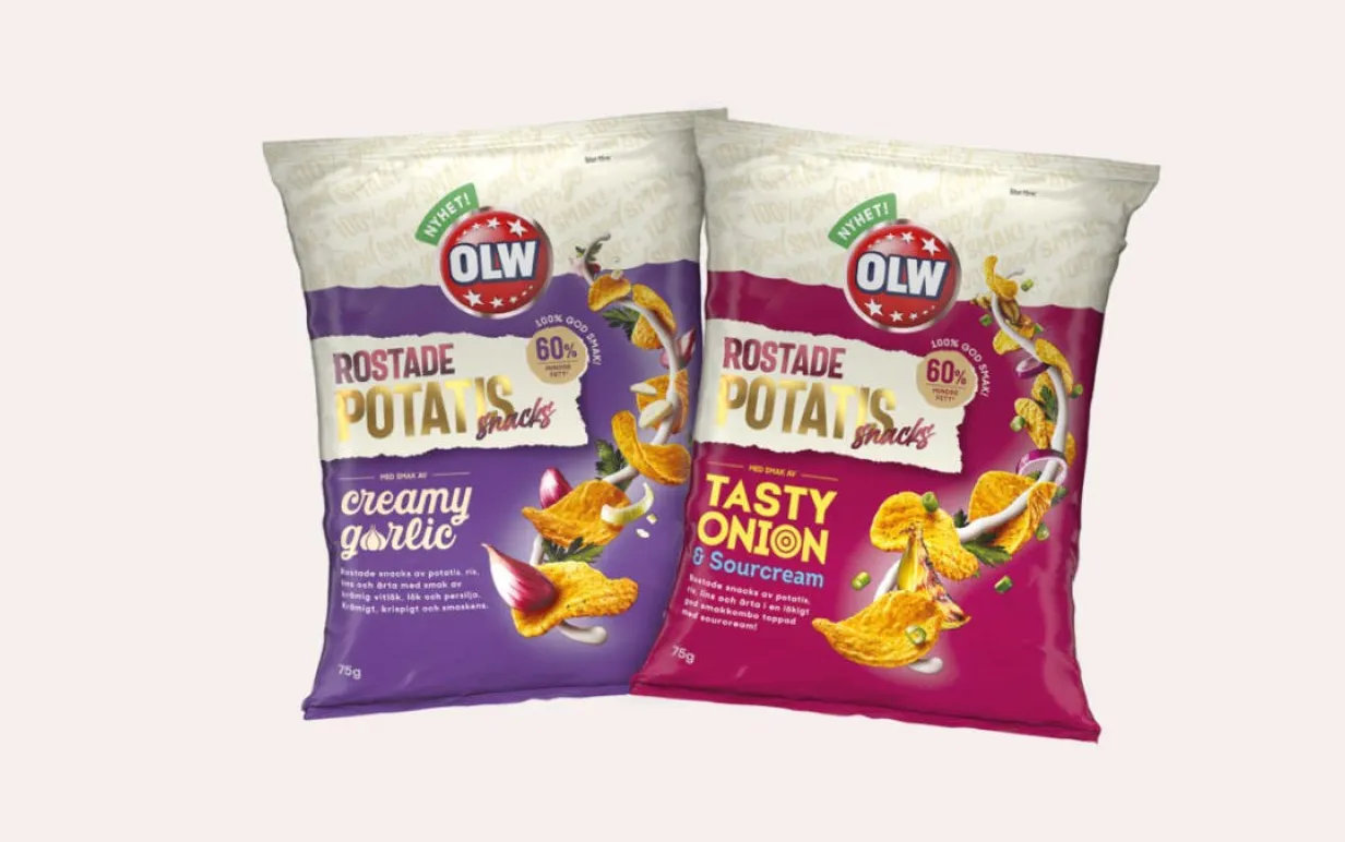 Chipspåsar uppradade mot en ljusrosa bakgrund.