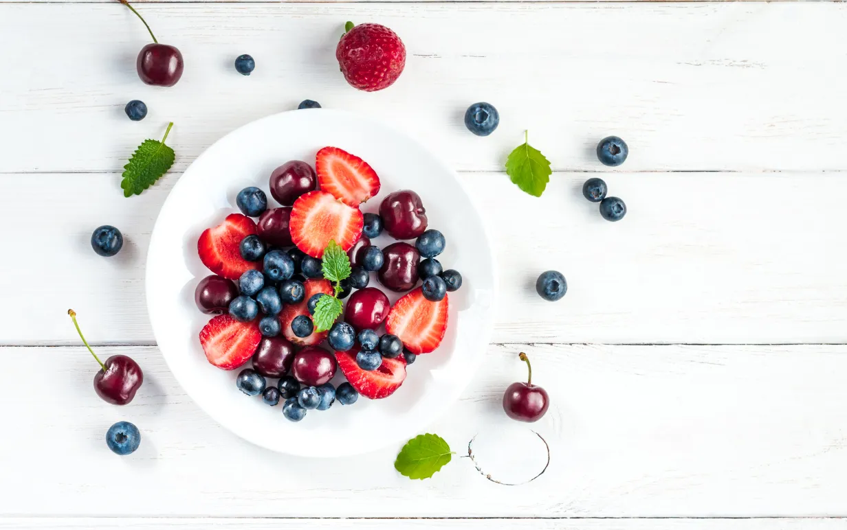 Fruktsallad med jordgubbar, blåbär och söta körsbär.