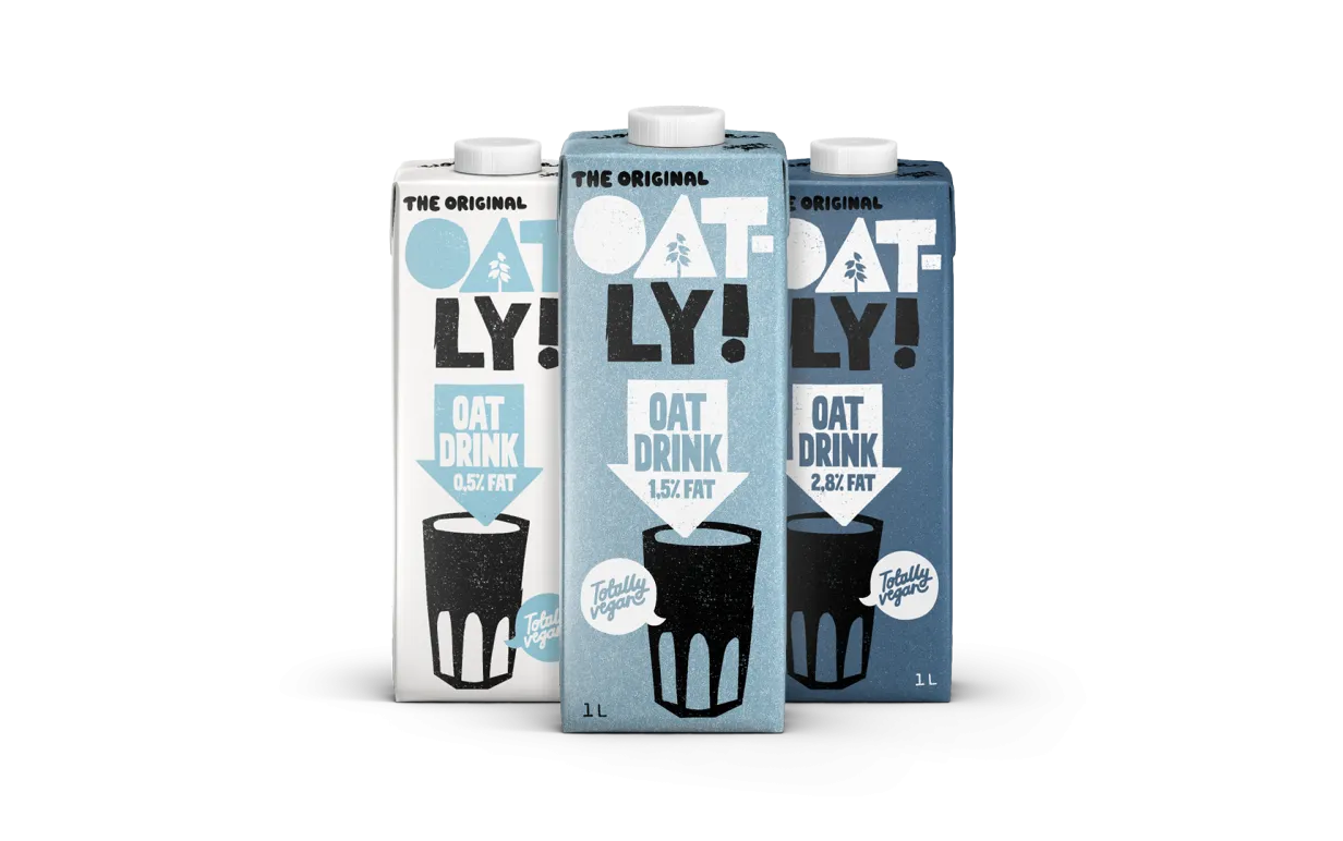 Tre tetror med havredryck mot en vit bakgrund.