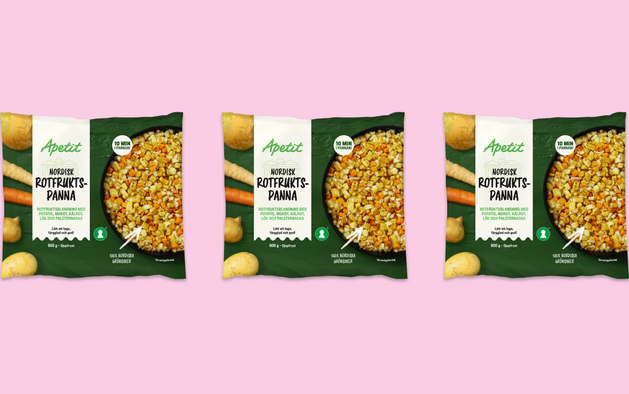 Tre påsar med rotfruktspytt uppradade mot en ljusrosa bakgrund.