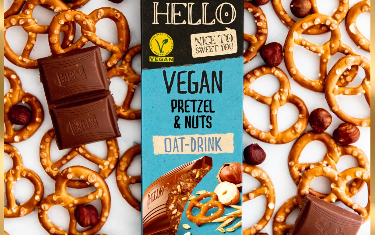 En chokladkaka på en bädd av kringlor och chokladbitar.