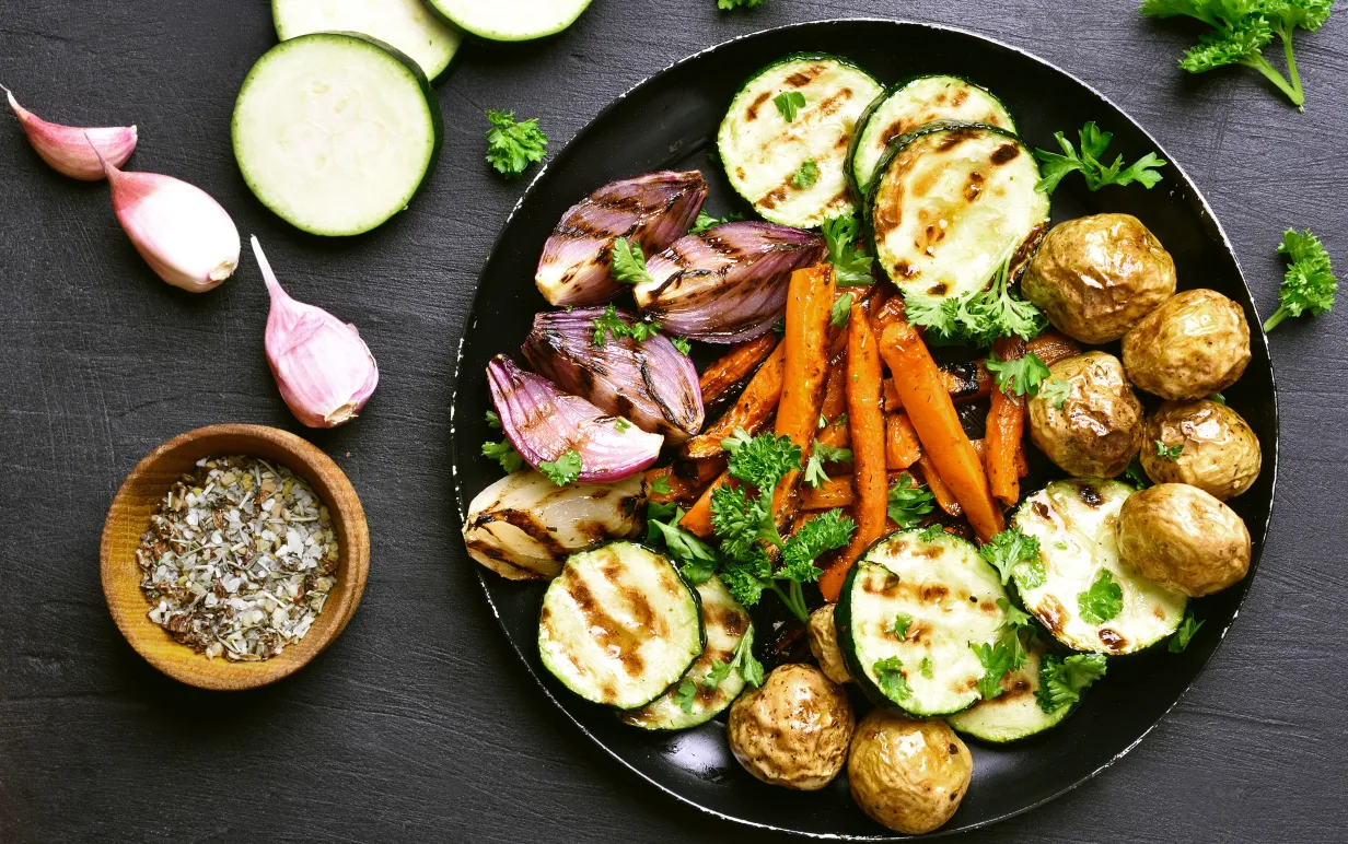 Grillade grönsaker i en djuptallrik