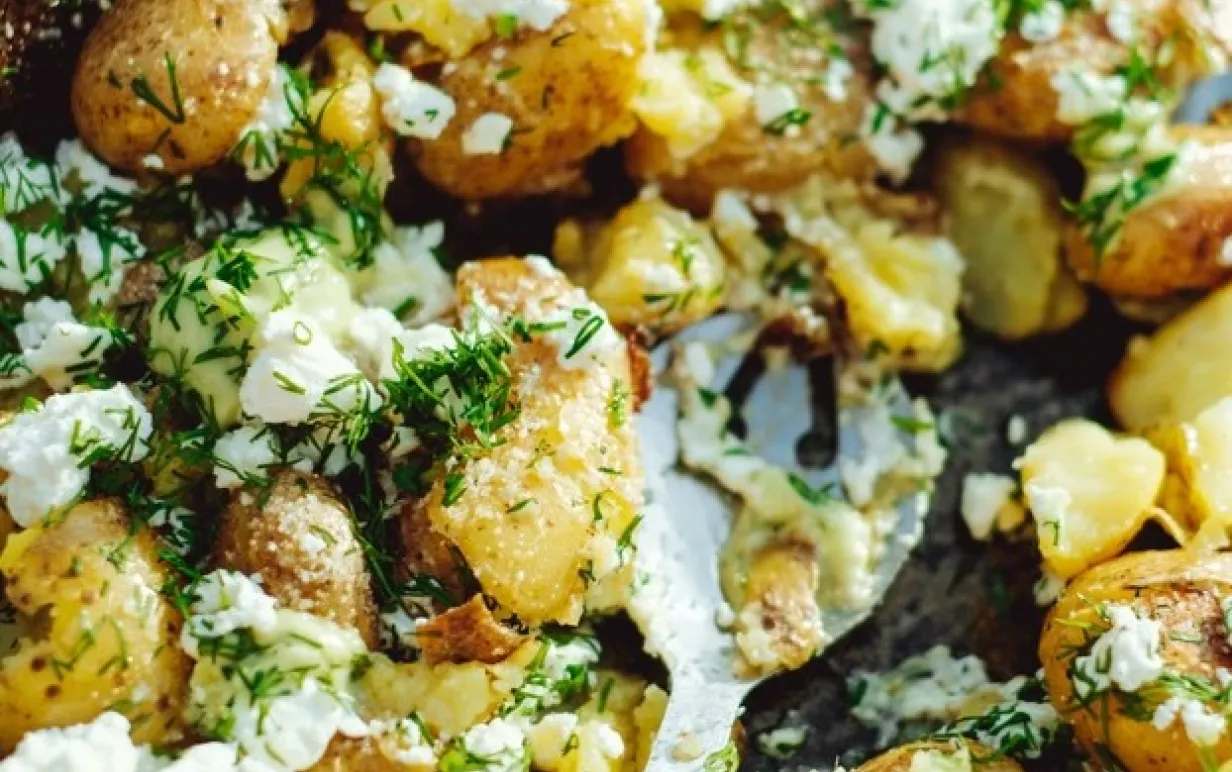 Smashed färskpotatis med vegansk fetaost, parmesan, ramslöksmajo och dill