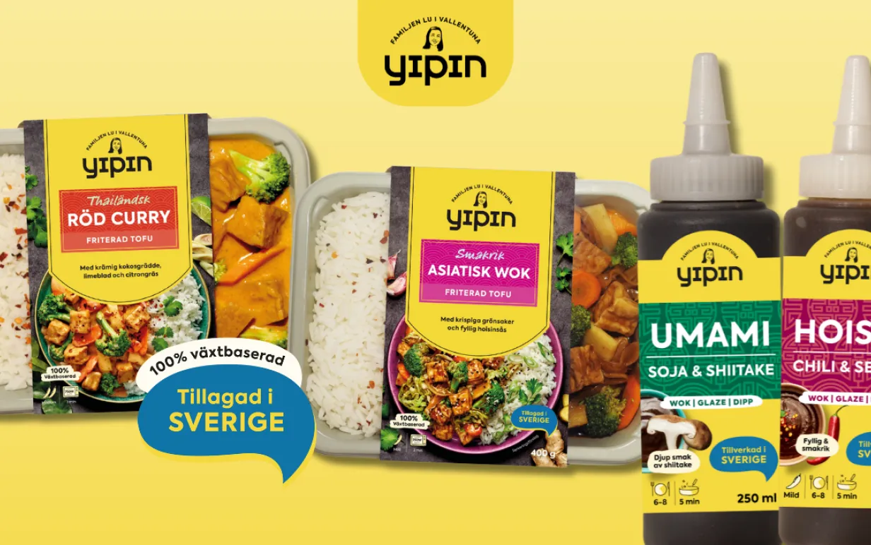 två förpackningar med färdigrätter och två flaskor med såser uppradade mot en gul bakgrund