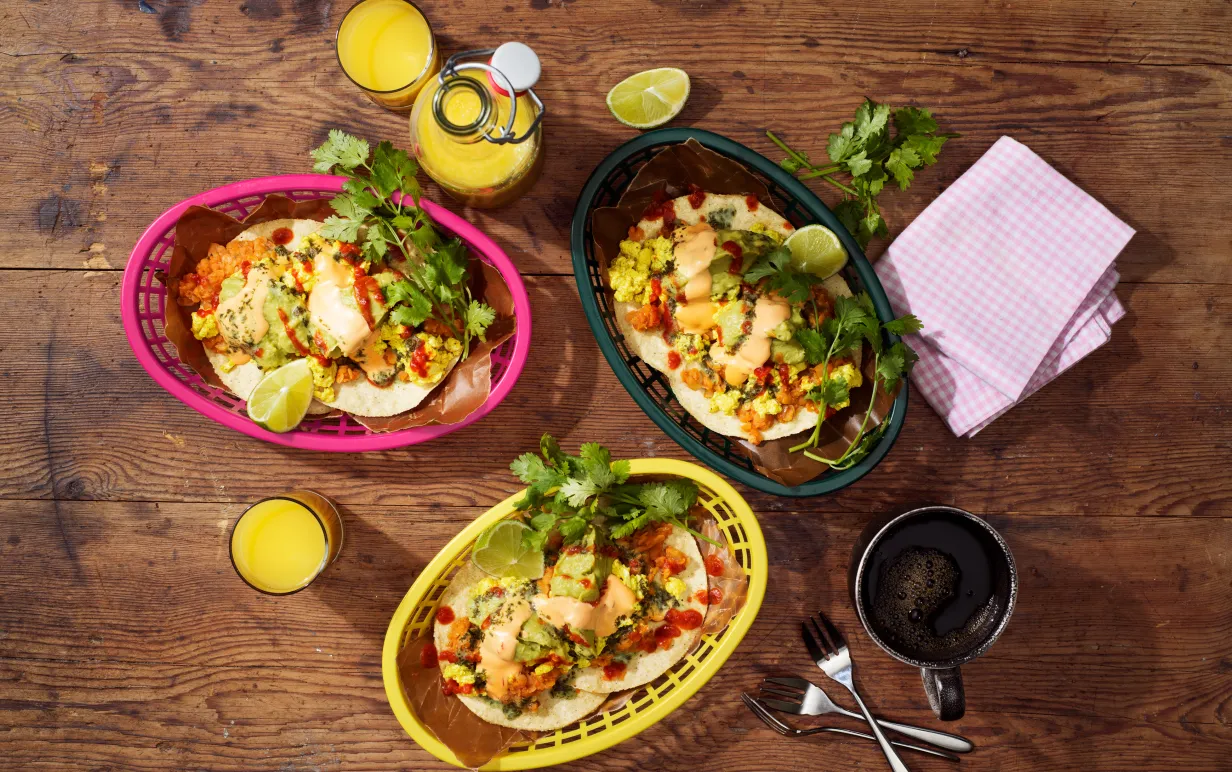 tofutacos i tre olika skålar på ett träbord