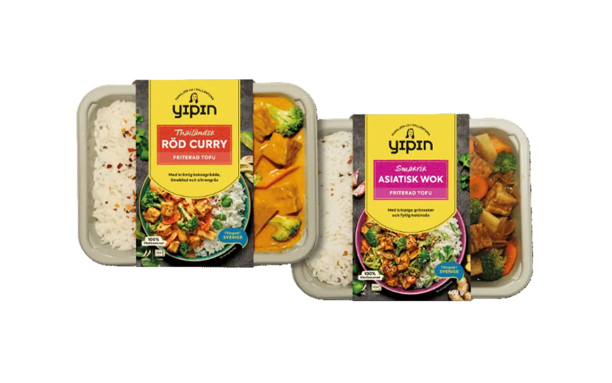 Tv färdigrätter i plastförpackningar mot en vit bakgrund