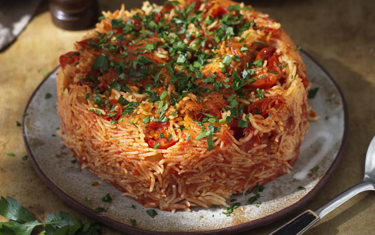 Tomatris på en tallrik i solljus