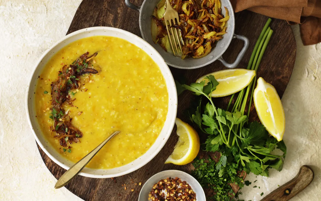 Linssoppa i en skål på en träbricka