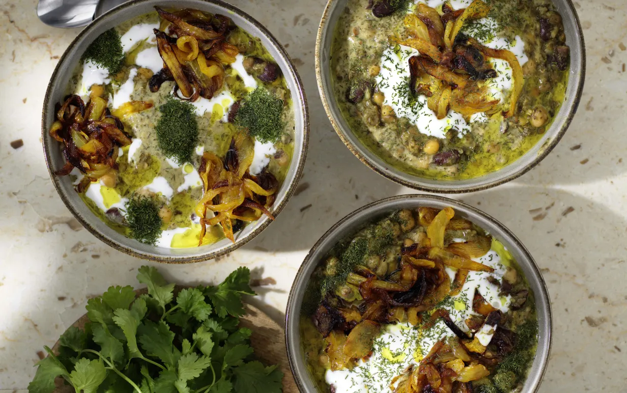 Tre skålar med bönsoppa taget uppifrån