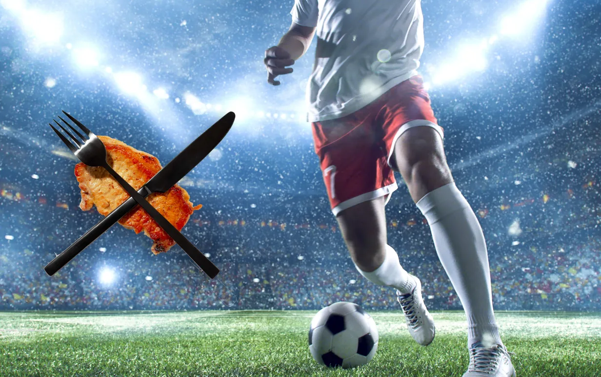 En kille som spelar fotboll och en överkryssad köttbit