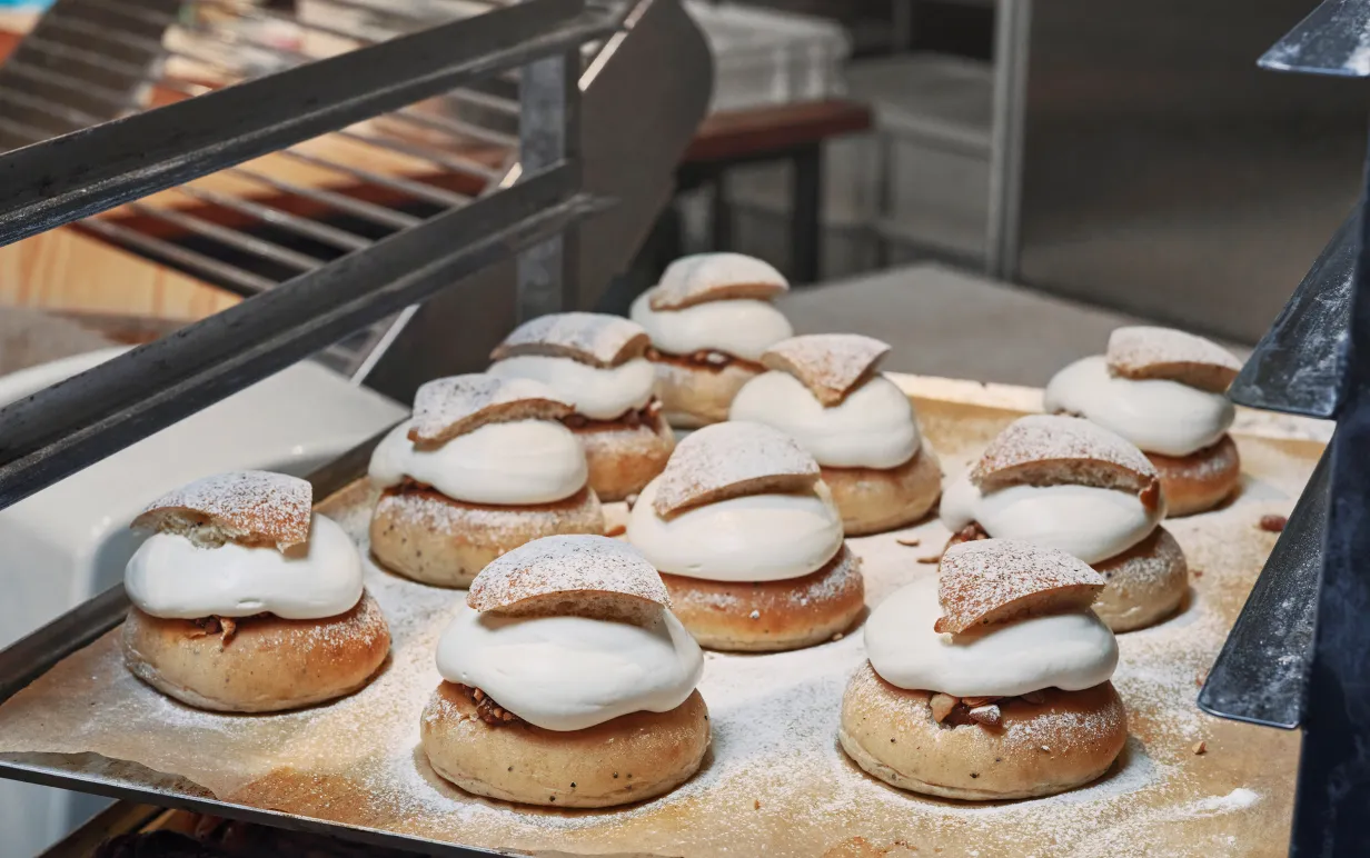 Semlor på en plåt i ett bageri