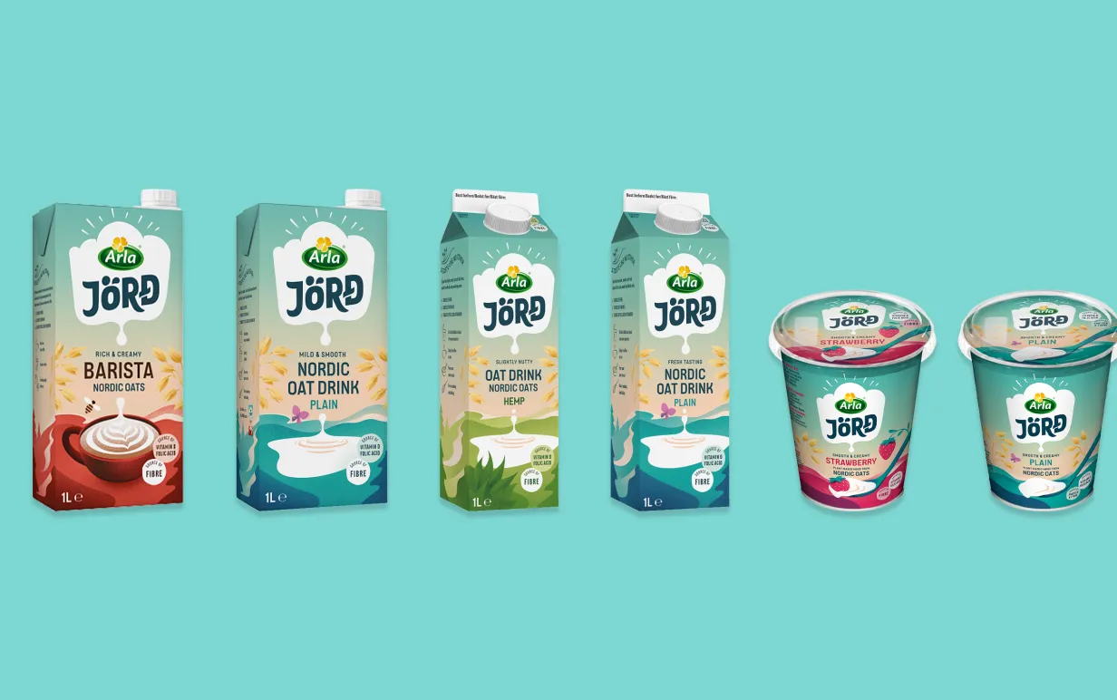 6 förpackningar med havrebaserade växtdrycker och yoghurts uppradade mot en vit bakgrund