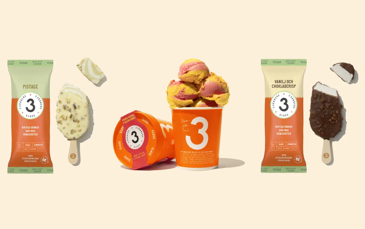 Tre veganska glassar uppradade mot en ljusgul bakgrund