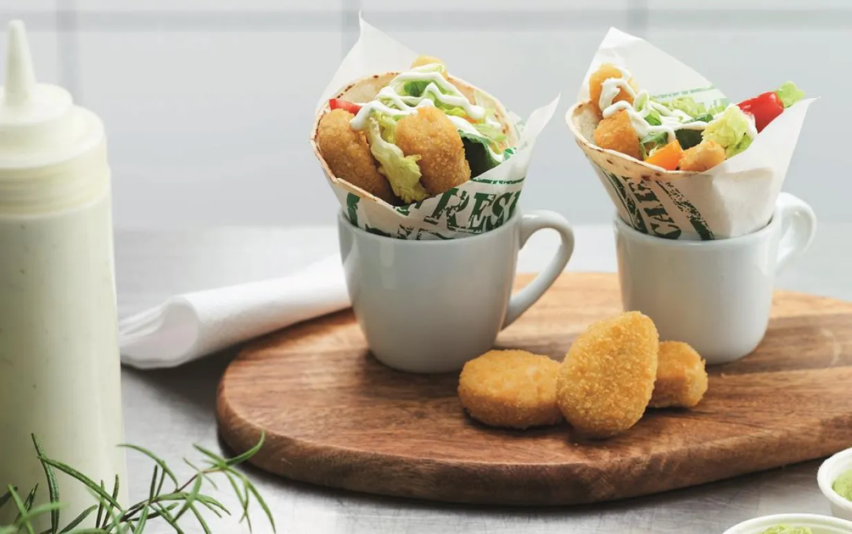 Felix frasiga vegonuggets i två koppar med grönsaker och sås