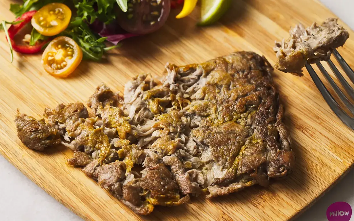 En vegansk file på svampprotein på en skärbräda i trä.