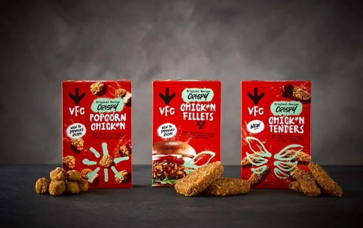 Tre förpackningar växtbaserade produkter mor en granitgrå bakgrund