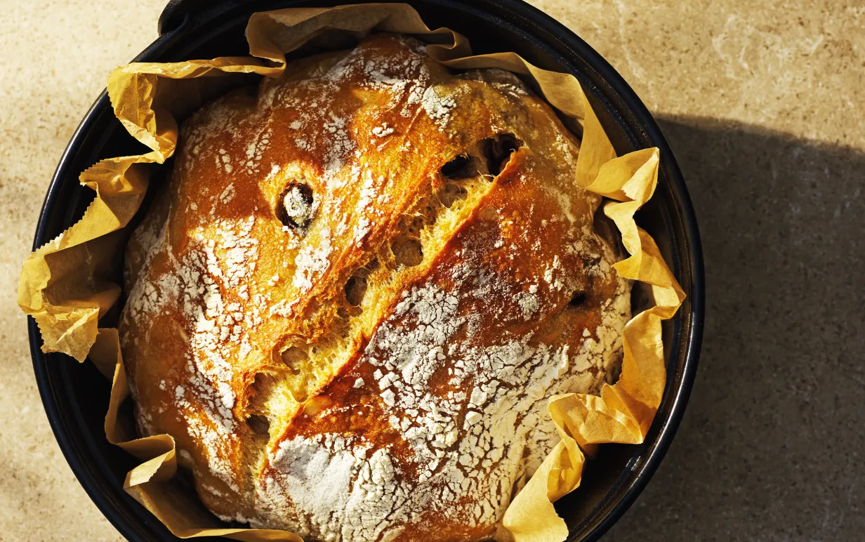 Ett nybakt olivbröd, vy uppifrån