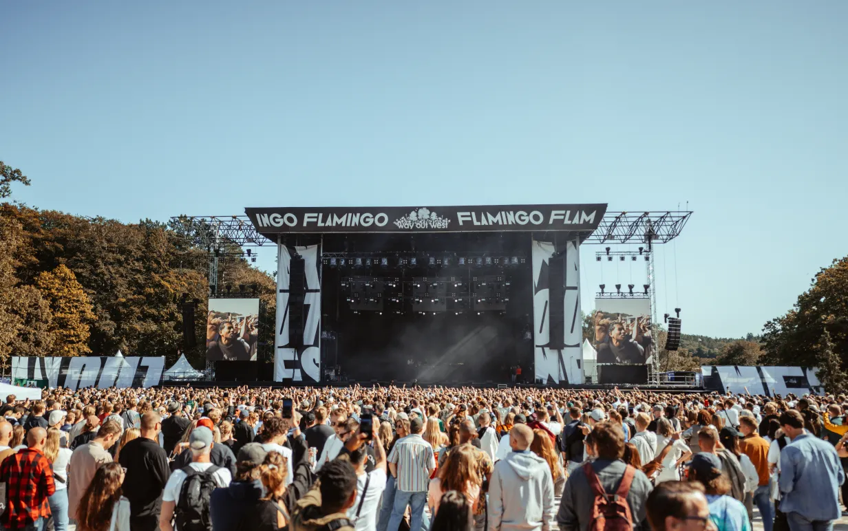 Konsertbild på scen och publik från festivalen Way Out West