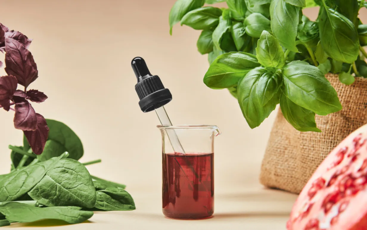 En glasbägare med en vegansk järnlösning med en pipett i.