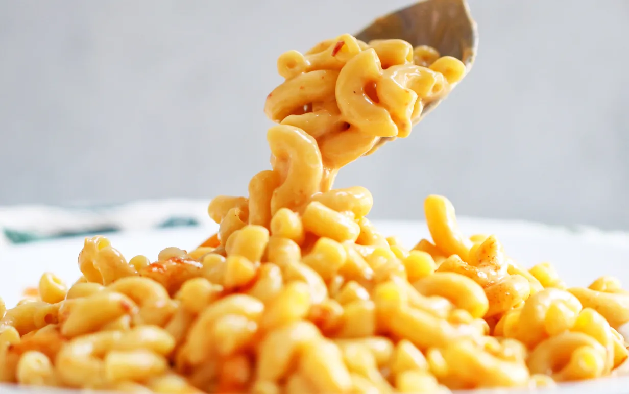 Vegansk mac &amp; cheese närbild