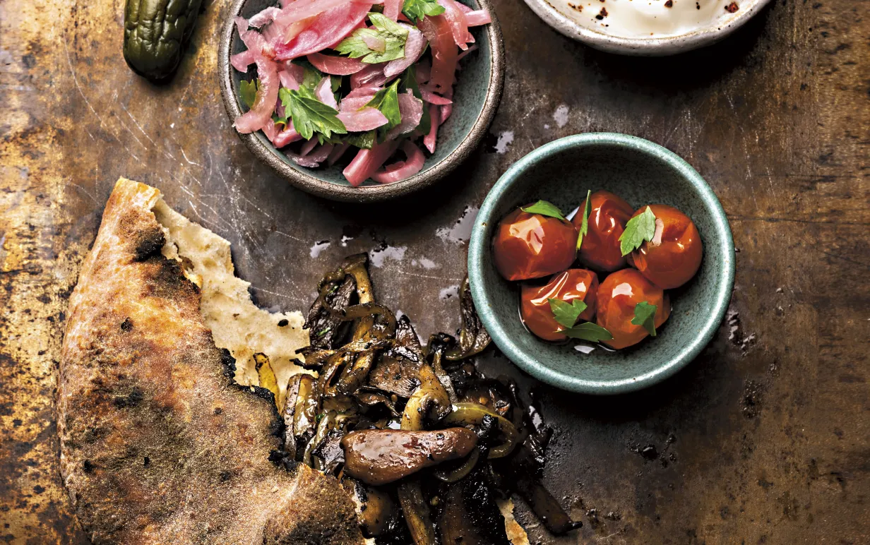 Svampkebab i pitabröd på ett träbord