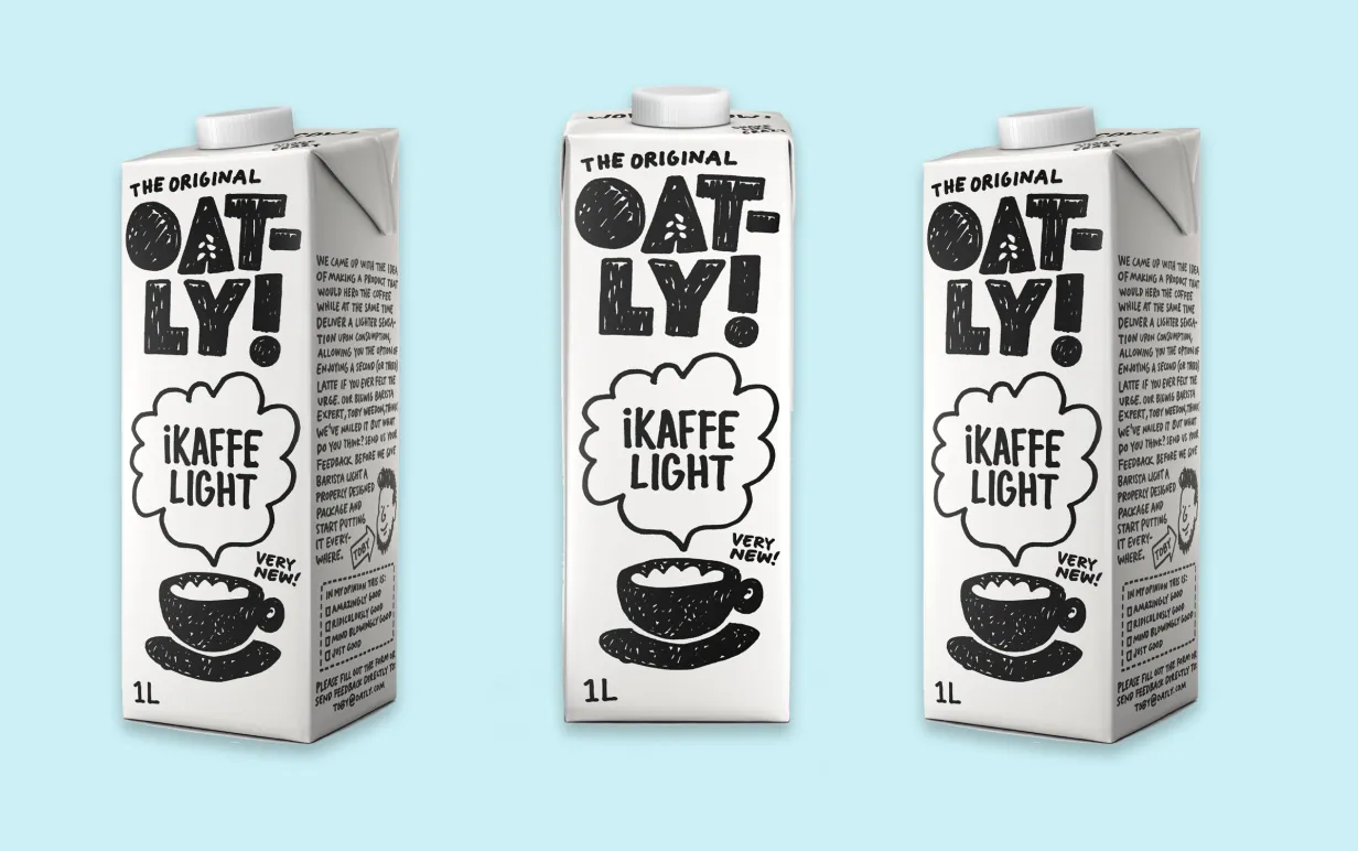 Tre förpackningar växtbaserade drycker uppradade mor en ljusblå bakgrund