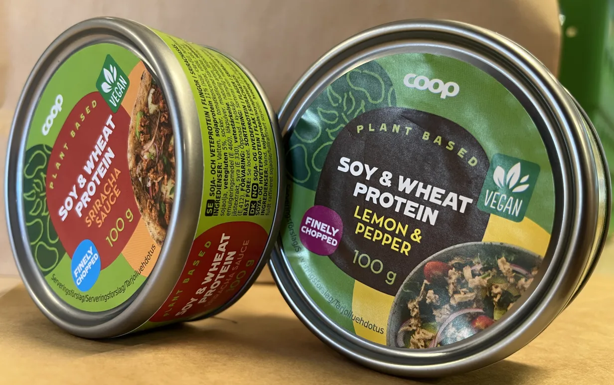 två burkar växtbaserad tonfisk på ett bord