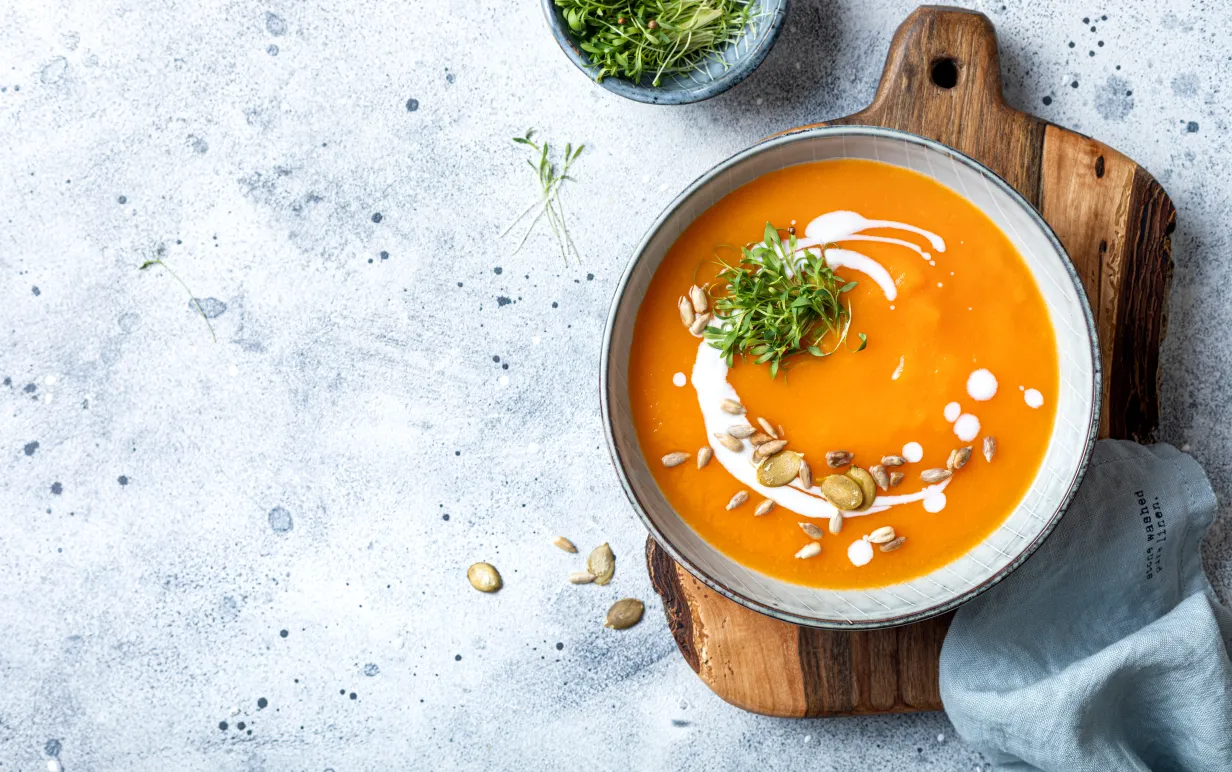 Butternut soppa på ett granitbord