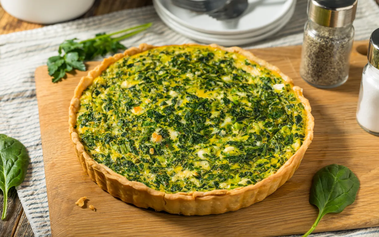 spenatpaj på en skärbräda i trä