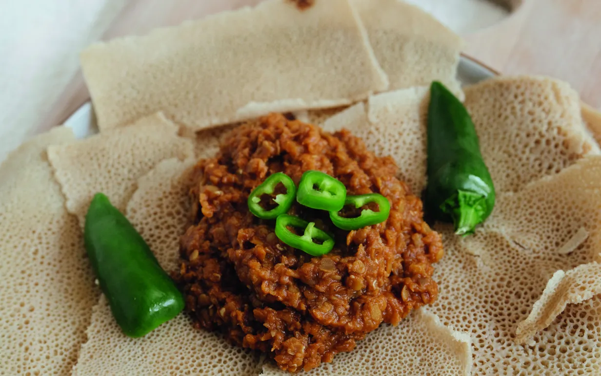 Shiro wot på en ljus träbräda