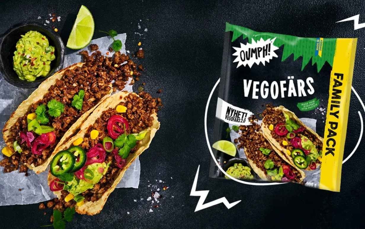 En delad bild där det är tacos på ena sidan och en paket vegofärs på den andra sidan på en svart bakgrund.