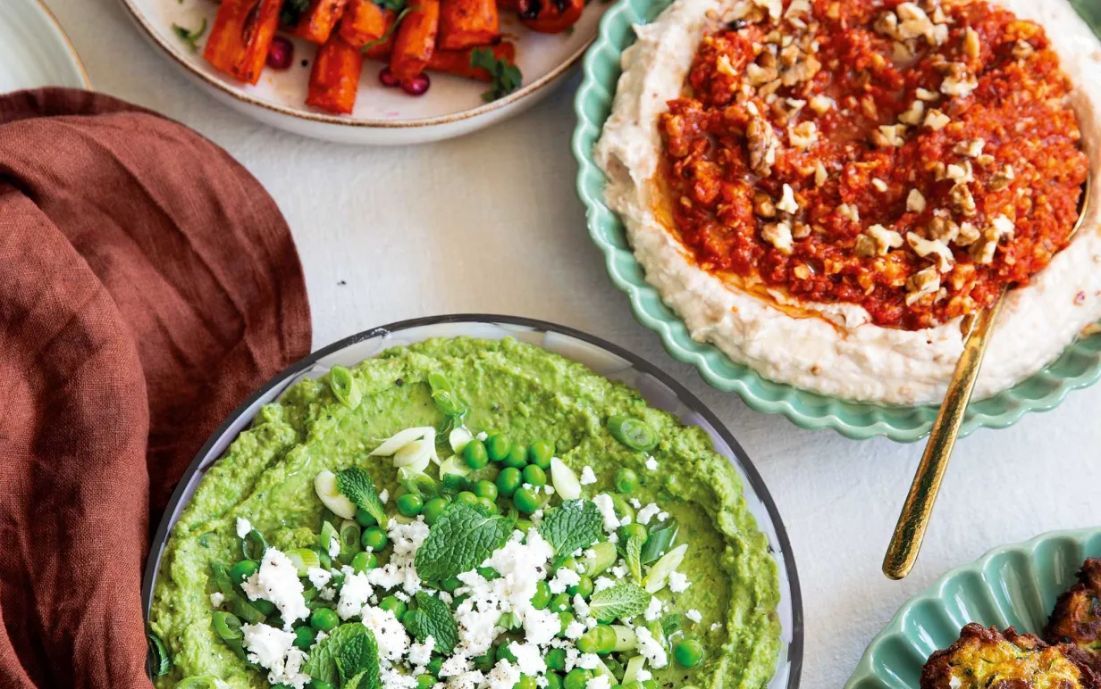 ärtröra med avokado och vegansk fetaost tillsammans med två andra röror