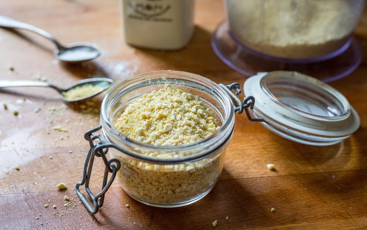 Vegansk parmasean på cashewnötter och näringsjäst i en glasburk