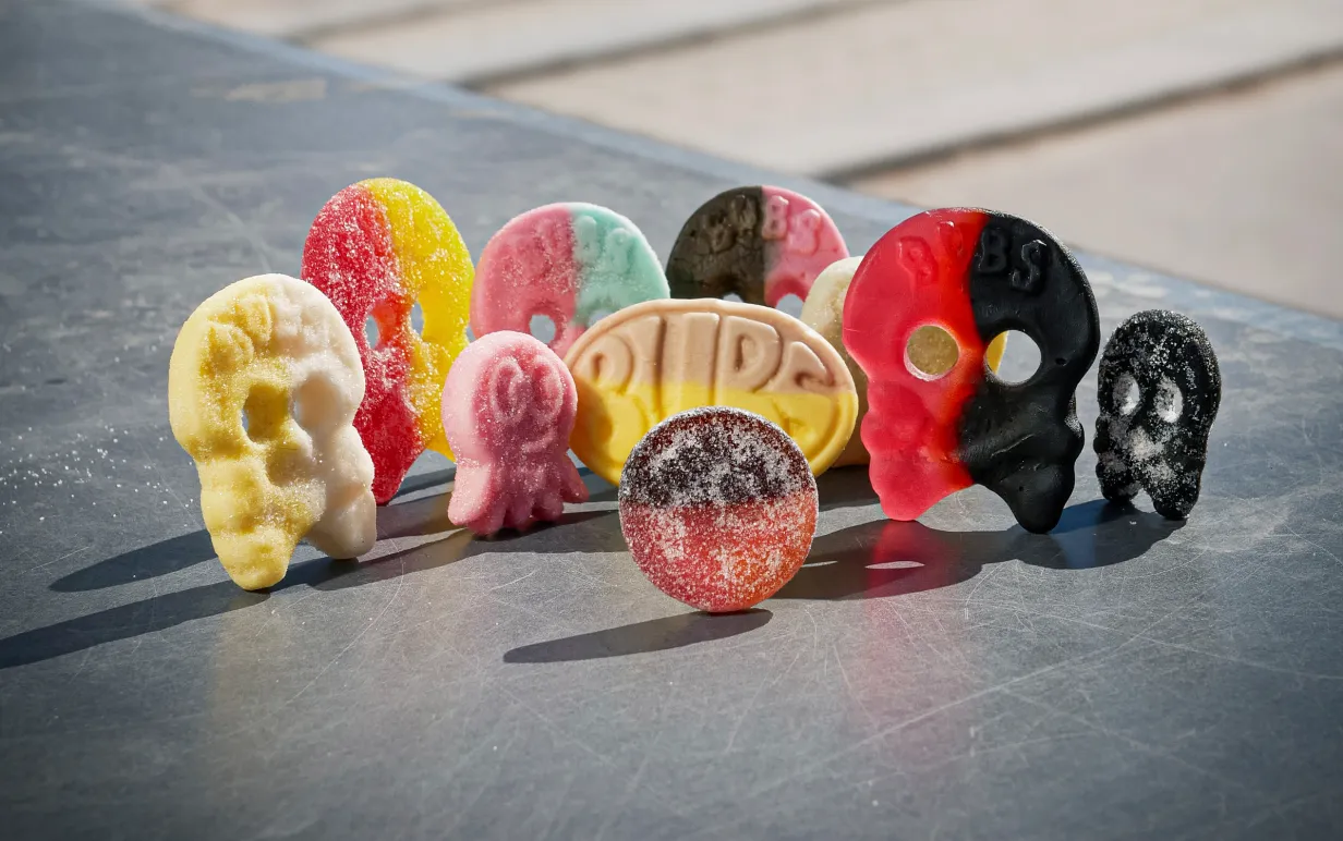 godisar uppradade på en metallyta utomhus