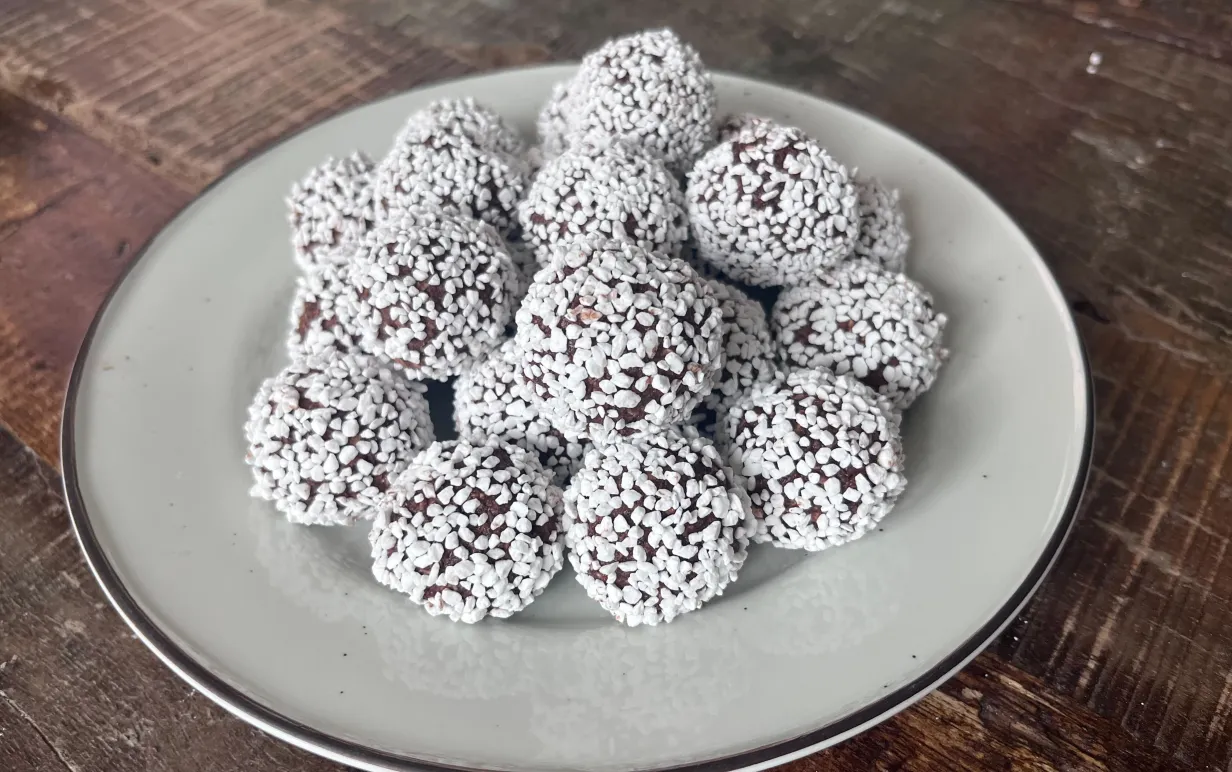 Chokladbollar på ett fat