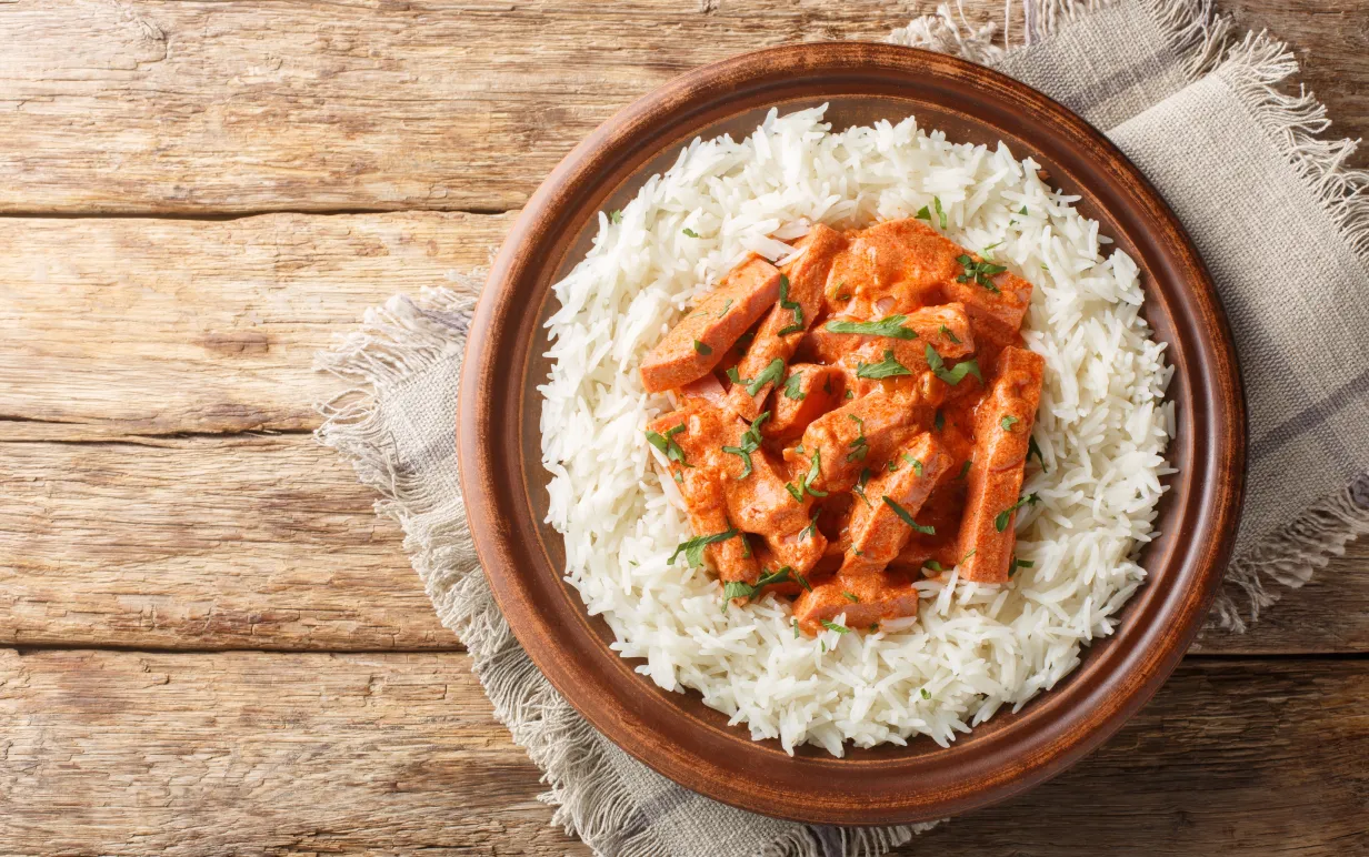 Vegansk korvstroganoff på ris, bild tagen uppifrån.