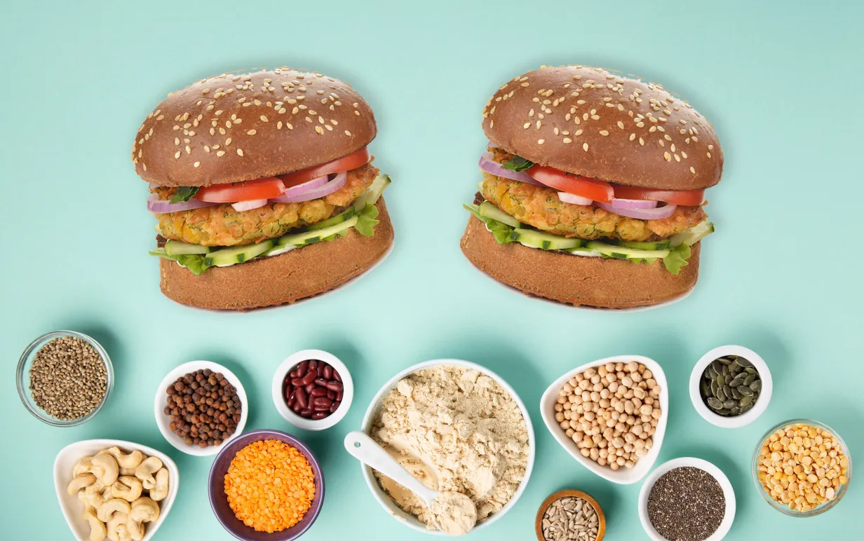 Två växtbaserade hamburgare på samma bild som massa baljväxter