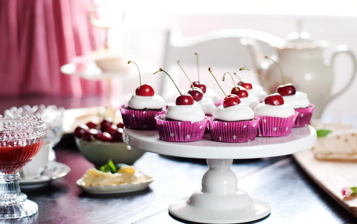 Veganska muffins på tårtfat