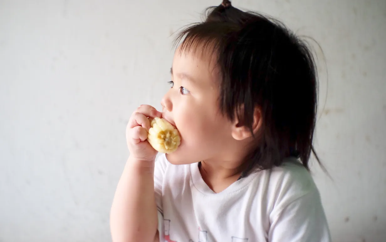 Bild på barn som äter majs