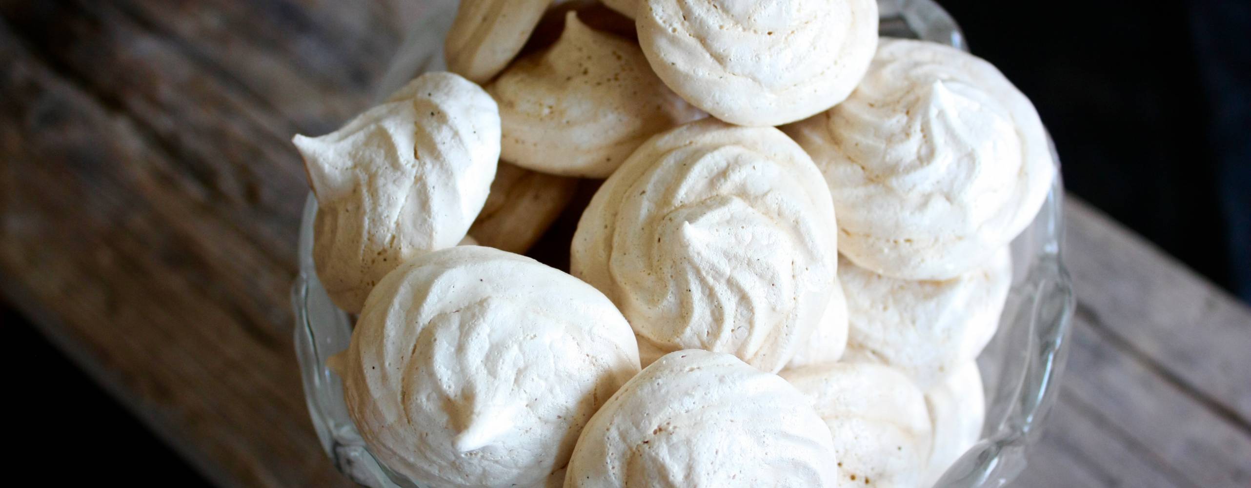 Maränger i en glasskål.