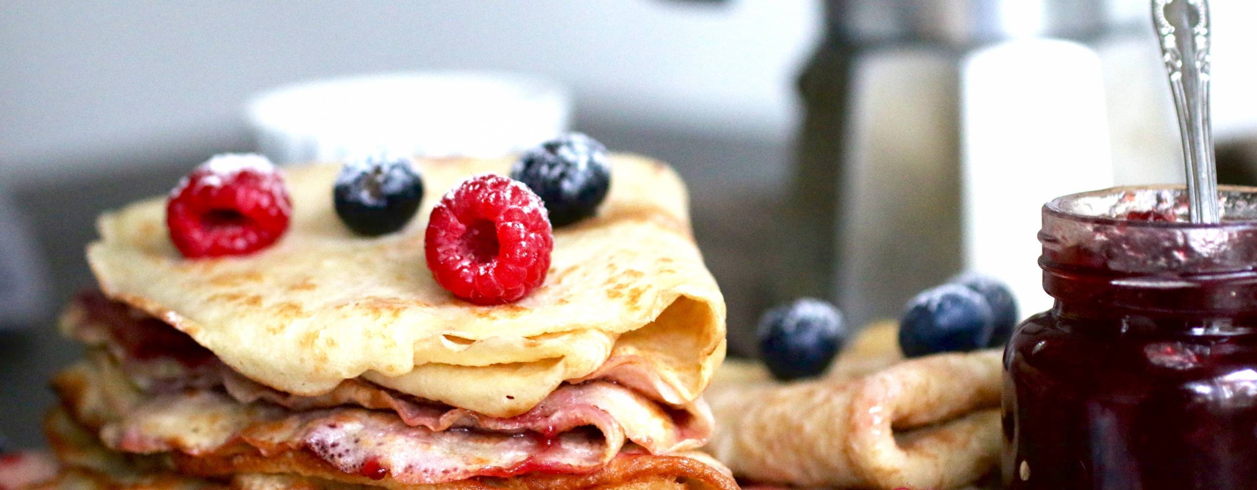 Veganska pannkakor dekorerade med blåbär och hallon.