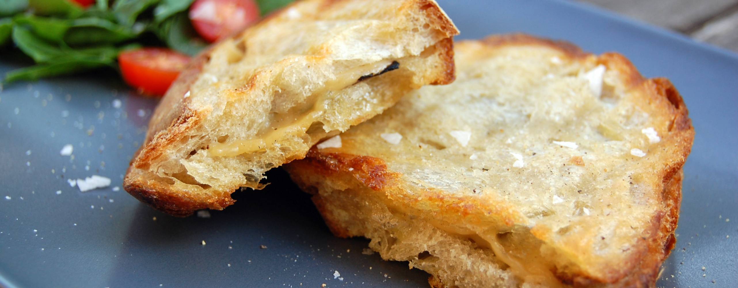 grillad smörgås på ett fat