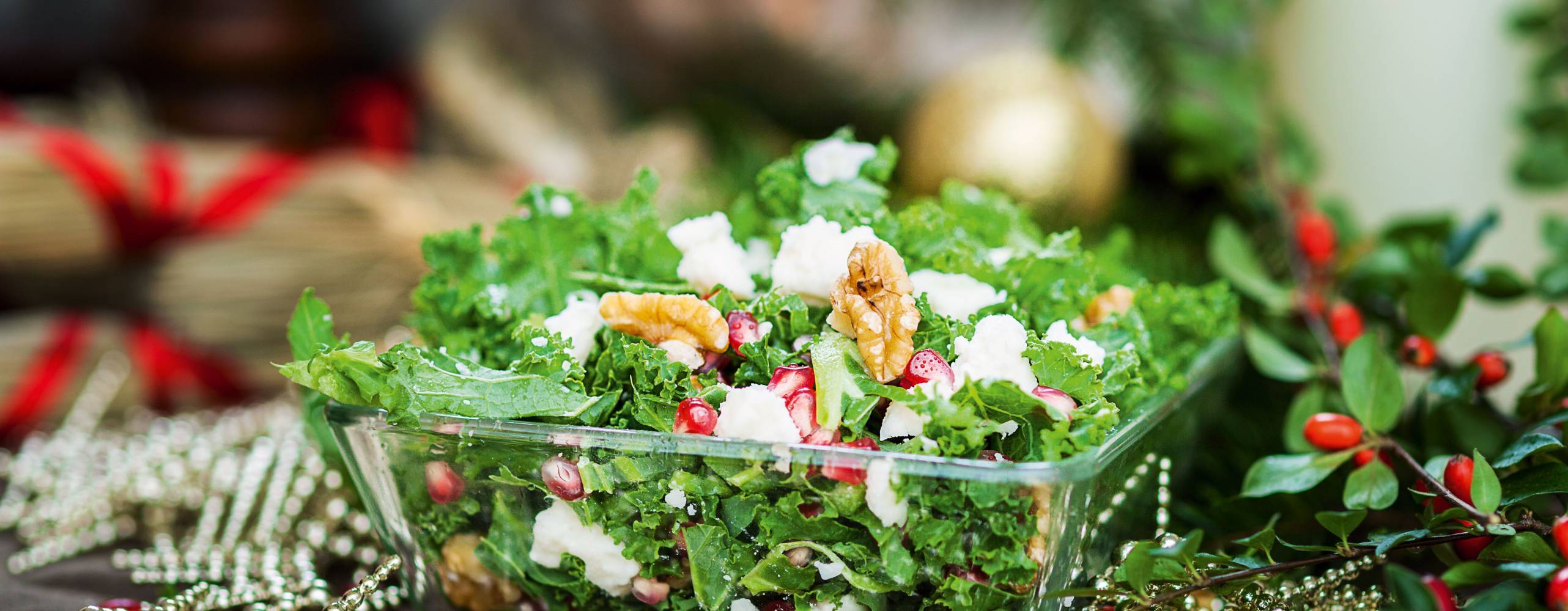 Grönkålssallad med vegansk ost och valnötter