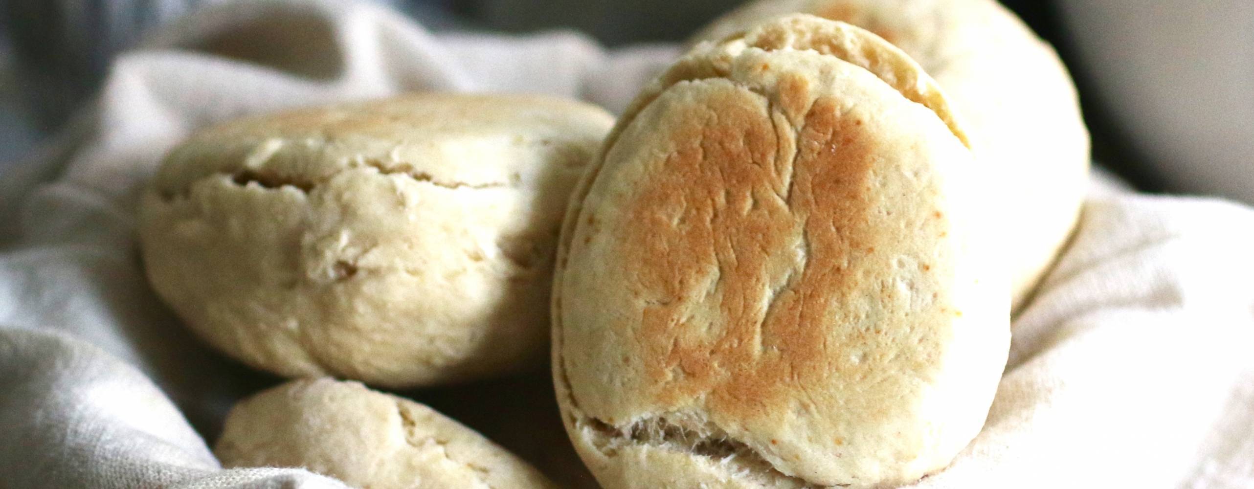 Scones i en korg, i bakgrunden syns en kopp kaffe.