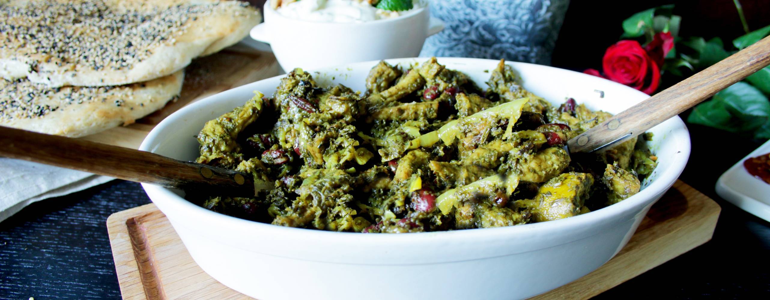 Ghorme sabzi i en vit form på en skärbräda