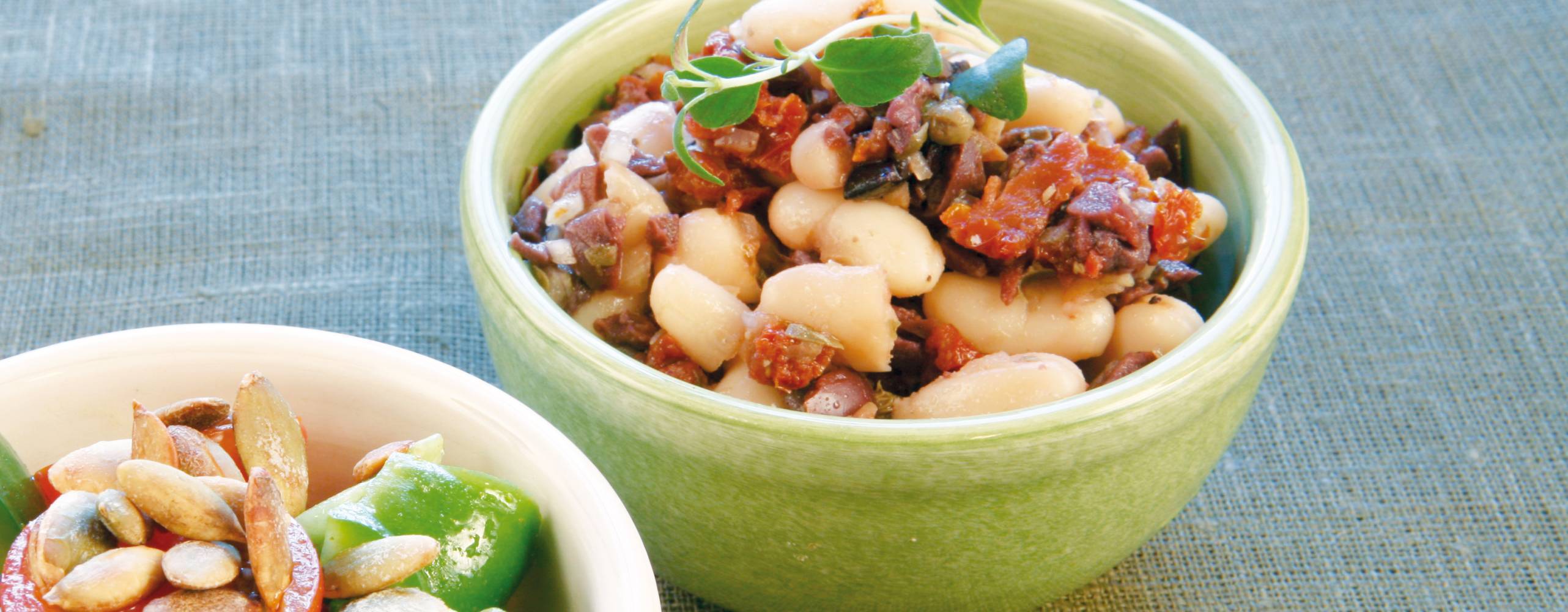 Två skålar med bönsallad från Medelhavet.