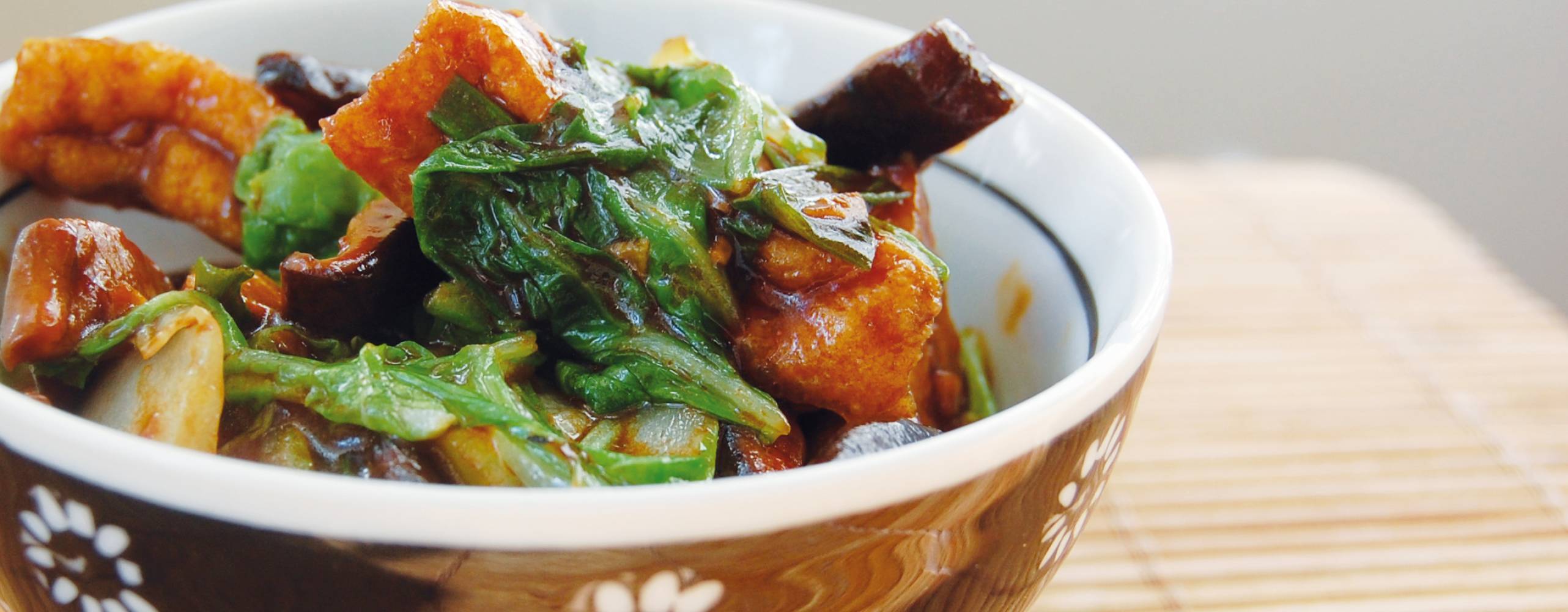 Friterad tofu med kinesisk svamp i en brun skål på ett bord