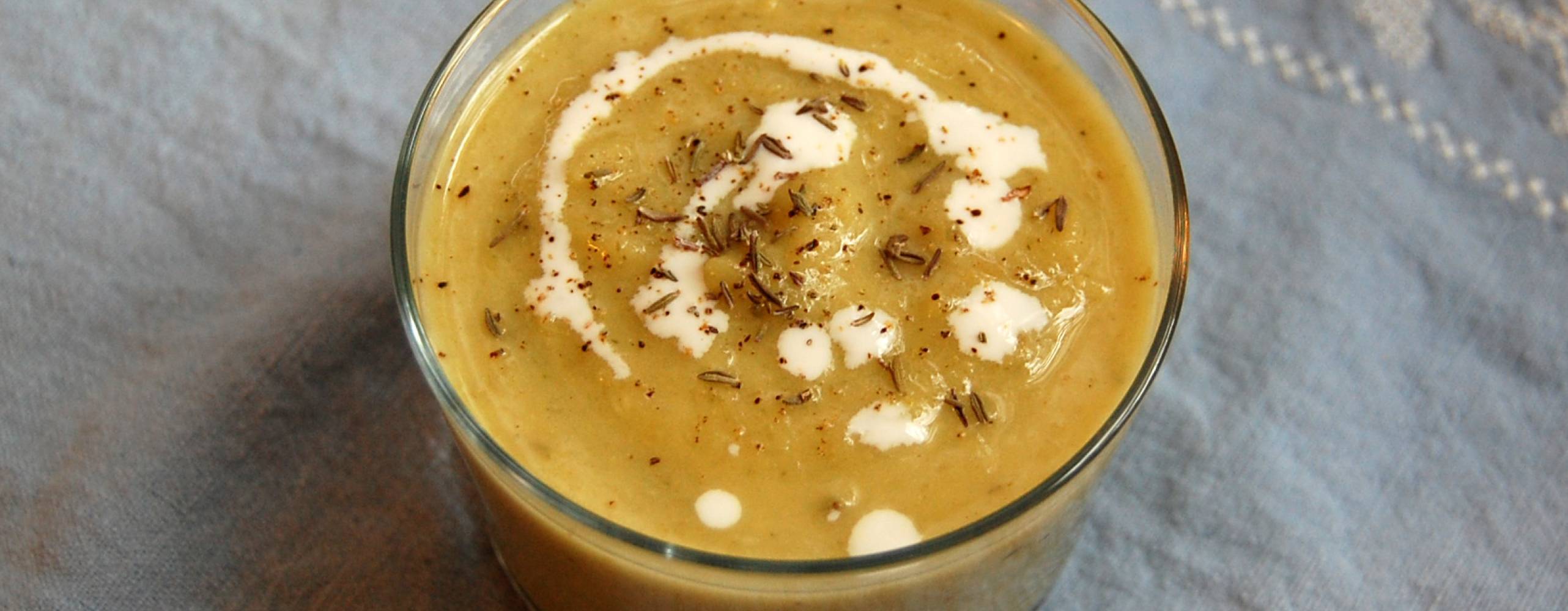 Rostad fänkålsoppa i en skål på en grå duk.